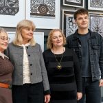 Parodos „Simetrinis karpinio identiteto kodas“ uždarymo renginio dalyviai prie eksponuojamų popieriaus karpinių SMK galerijoje „HeyArt“.